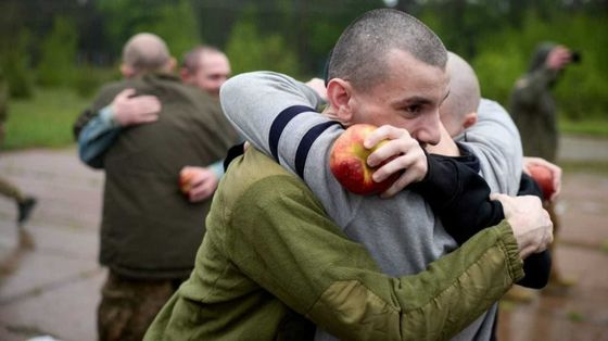 Il sorriso di Artem Vyshniak dopo la liberazione