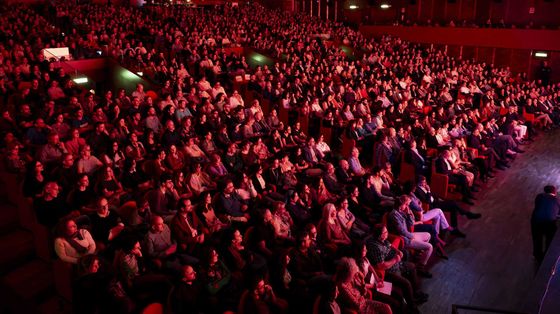 La platea stracolma di genitori durante uno degli incontri organizzati all'Auditorium della Conciliazione di Roma da Fondazione Oltre