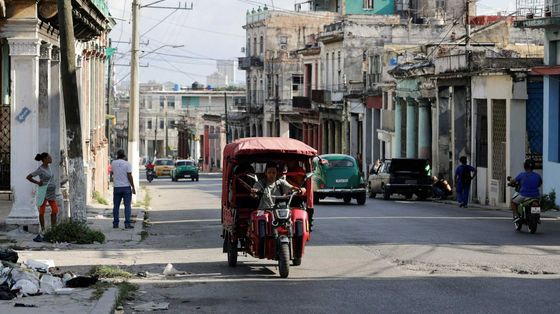 Un uomo alla guida di un bici-taxi all’Avana durante un collasso parziale della rete elettrica cubana / Reuters