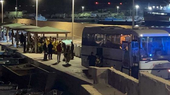 Lo sbarco di 55 persone originarie di Camerun, Costa d'Avorio, Gambia, Guinea, Mali, Nigeria e Sierra Leone a Lampedusa, soccorse da una motovedetta della Guardia di finanza a Lampedusa / ANSA