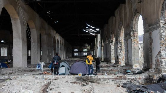 Alcuni volontari aiutano i migranti a Trieste
