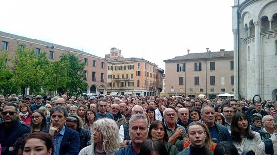 Modena è scesa in piazza per dire che alla violenza non si risponde con l'odio e con la paura