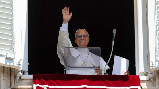 Leone XIV al Regina Caeli di ieri, 17 maggio. Lunedì prossimo verrà presentata la sua prima enciclica, Magnifica humanitas / VATICAN MEDIA