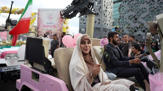 Nelle nozze di massa a Teheran gli sposi promettono il sacrificio della vita