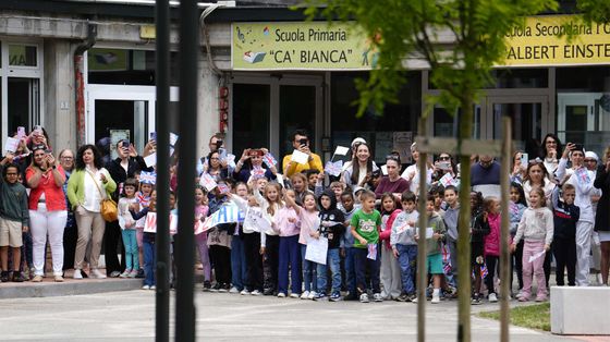 I bambini delle scuole di Reggio Emilia in festa per la visita di Kate Middleton, avvenuta proprio nei giorni scorsi