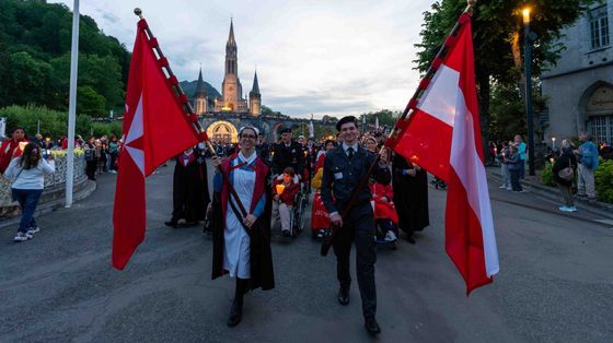 I membri dell’Ordine
di Malta durante
una processione
del loro pellegrinaggio internazionale a Lourdes