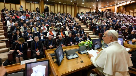 Il Papa in Aula Nuova del Sinodo assieme ai moderatori delle associazioni internazionali di fedeli, dei movimenti ecclesiali e delle nuove comunità / VATICAN MEDIA