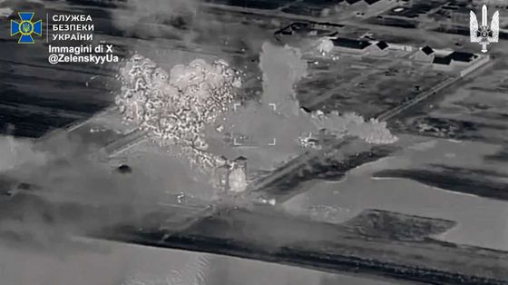 Immagini dal video che documenta l’operazione ucraina contro una base dei servizi russi nel Kherson