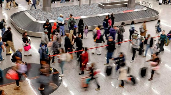 Alcuni passeggeriin fila per i controlli di sicurezza nell’aeroporto internazionale di Hartsfield–Jackson ad Atlanta, in Georgia