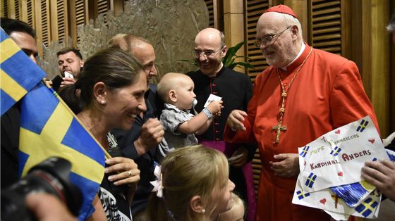 Le visite dei fedeli svedesi al cardinale Arborelius il giorno in cui è stato creato cardinale nel 2017 / SICILIANI