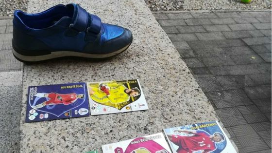 Una scarpa da ragazzo e le figurine del Fantacalcio