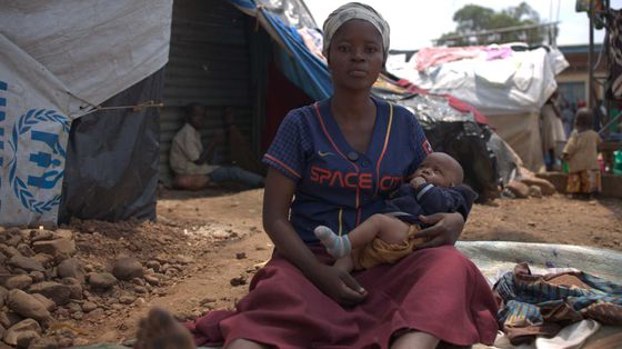 La storia di Justine: la fuga dal Congo e il parto nella foresta