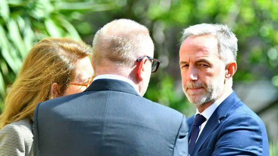 Il sindaco di Parigi Emmanuel Grégoire: ha promesso che nessuna delle persone sospese potrà essere di nuovo assunta