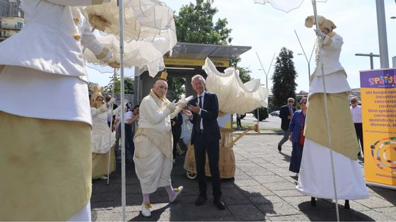 Il sindaco di Napoli Gaetano Manfredi all'inaugurazione dei nuovi chioschi di piazza Garibaldi, accolto dalla performance degli artisti del progetto Bella Piazza