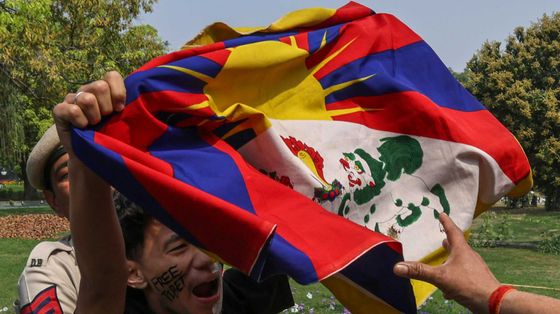 Personale di sicurezza indiano ferma un attivista del Congresso della Gioventù Tibetana (TYC) fuori dall'ambasciata cinese a Nuova Delhi, lo scorso 10 marzo