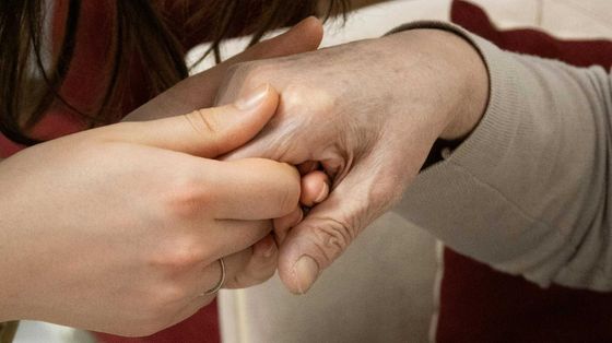 Una giovane caregiver