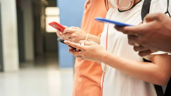 Scuole senza smartphone? I primi studi non danno certezze