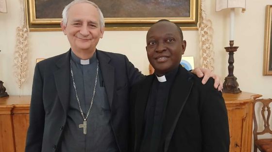 Il sacerdote congolese don Dieudonné Kambale assieme
al cardinale Matteo Zuppi