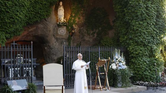 Il Papa davanti alla grotta della Madonna di Lourdes nei giardini vaticani per il Rosario per la pace / ANSA