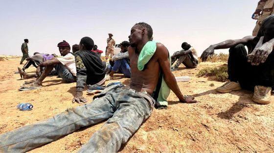 Migranti al confine tra Libia e Tunisia