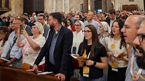 Un momento della veglia di preghiera nella Basilica di San Nicola a Bari con i partecipanti al 29° Convegno nazionale di pastorale giovanile