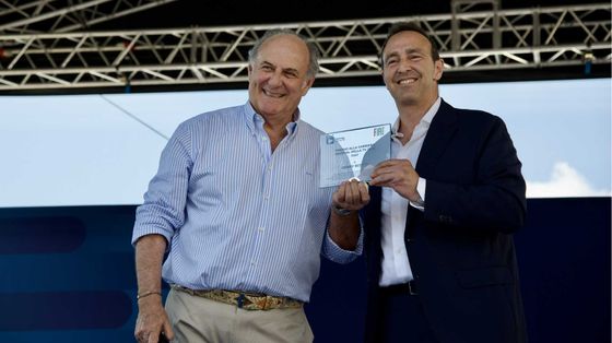 Gerry Scotti premiato da Alessandro Musumeci, direttore marketing di Fiat