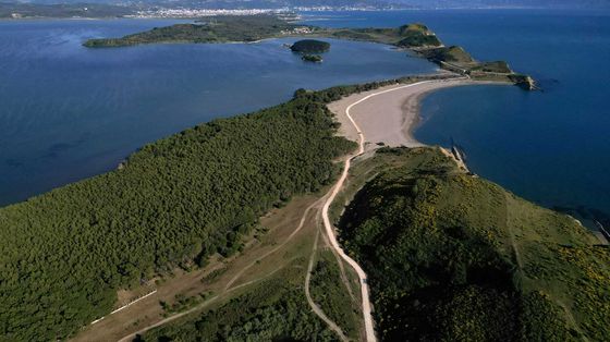 Una ripresa aerea della baia di Zvernec nell'area protetta di Vjosa-Narte, dove è prevista la costruzione di un resort di lusso da parte di una società legata al genero di Donald Trump, Jared Kushner, vicino a Valona, in ​​Albania