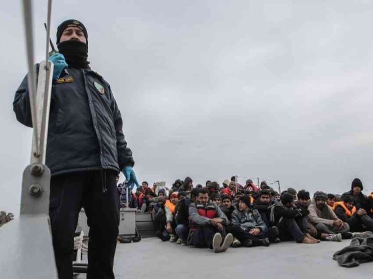 L'Italia cede all'Ue: migranti schedati