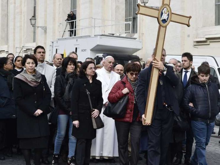 Il Papa: Chiesa scossa dalla storia, ma non crolla