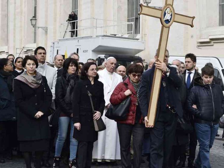 Il Papa: Chiesa scossa dalla storia, ma non crolla