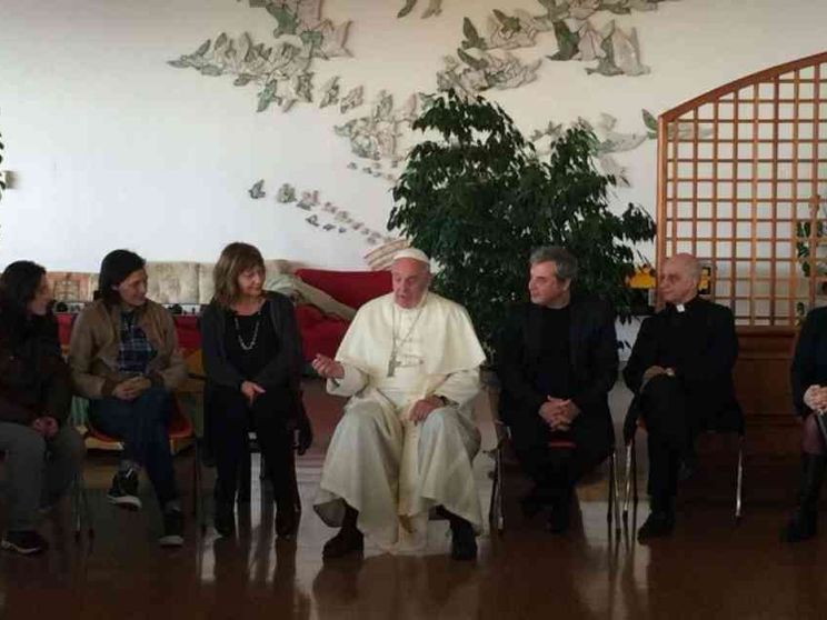 Il Papa a sorpresa dai tossicodipendenti