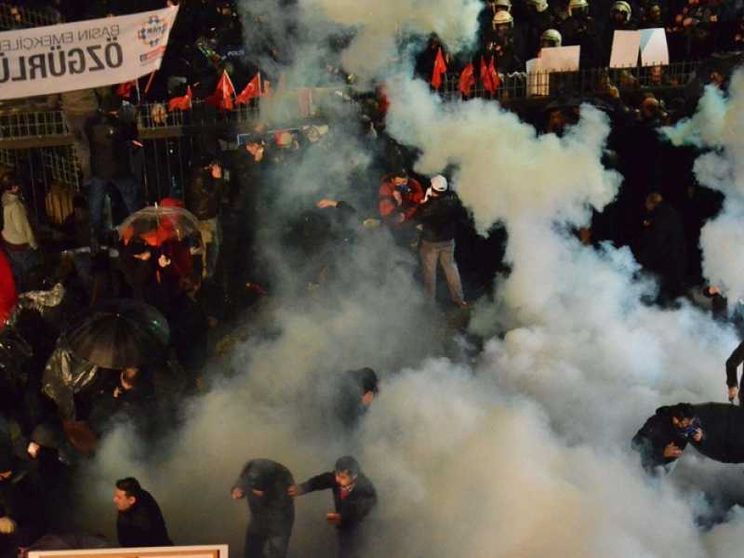 Turchia, stop al giornale d'opposizione: scontri