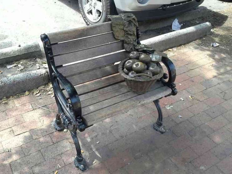 Panchine e tettoie: il design per discriminare i poveri