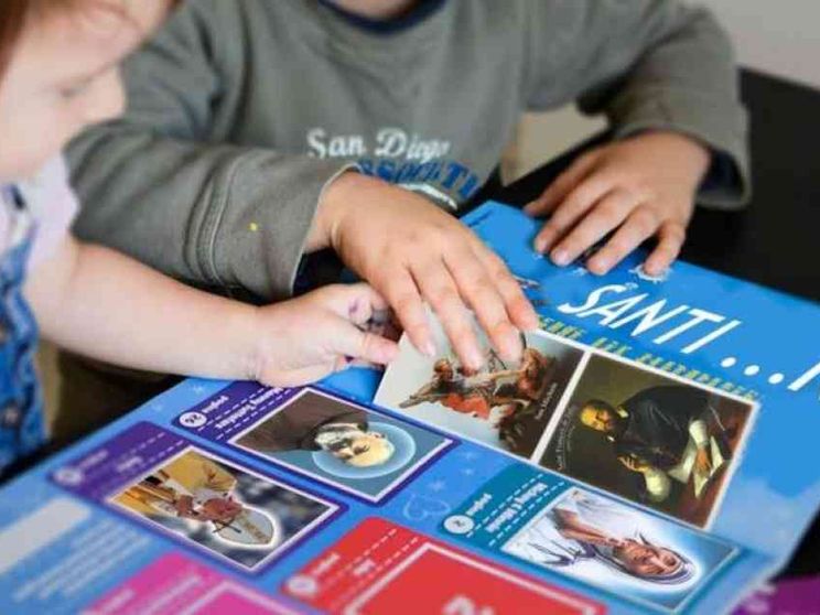 Prete rilancia l'album di figurine dei santi