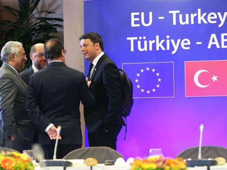 Migranti, la Turchia strappa altri 3 miliardi