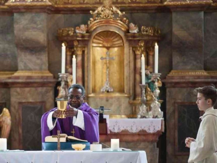 Baviera, minacce razziste contro il prete africano