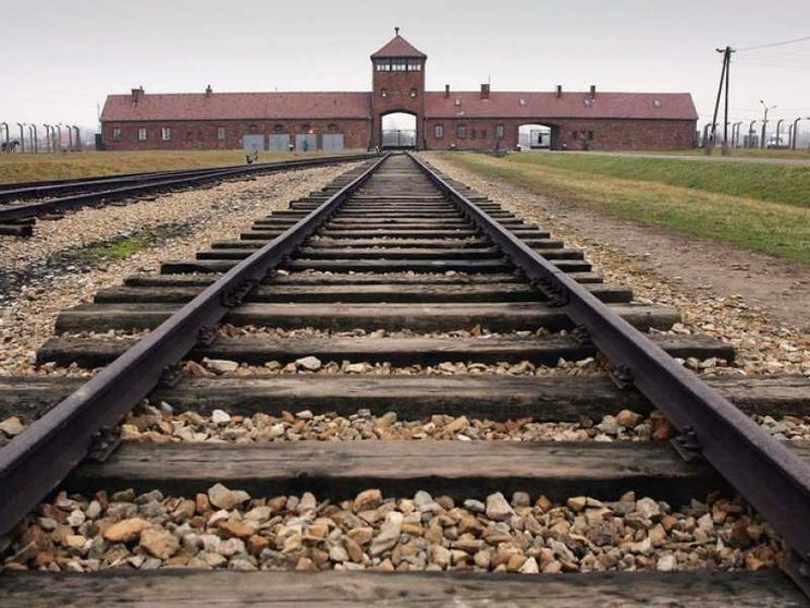 Guccini con il vescovo Zuppi ad Auschwitz