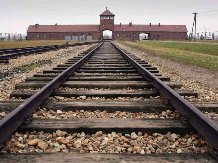 Guccini con il vescovo Zuppi ad Auschwitz