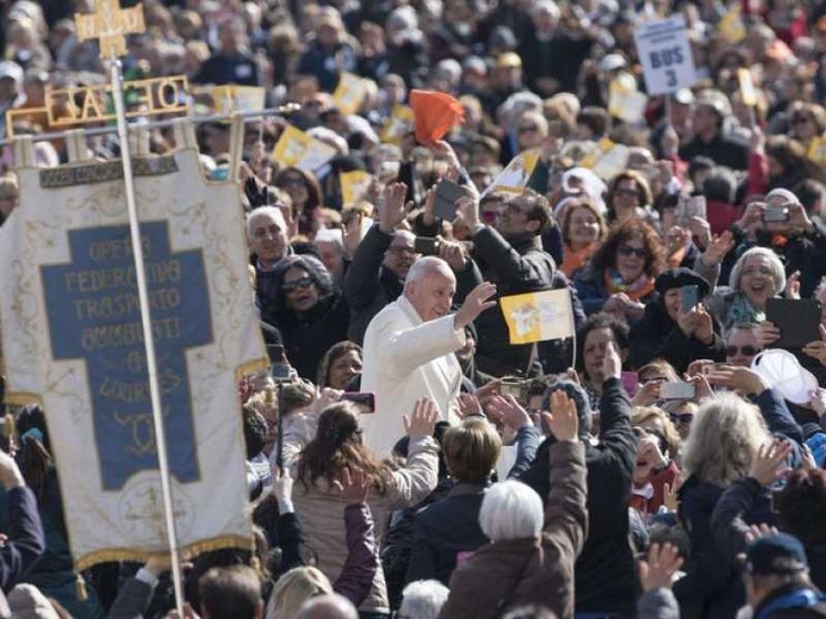 Il Papa all'udienza: amare è servire gli altri