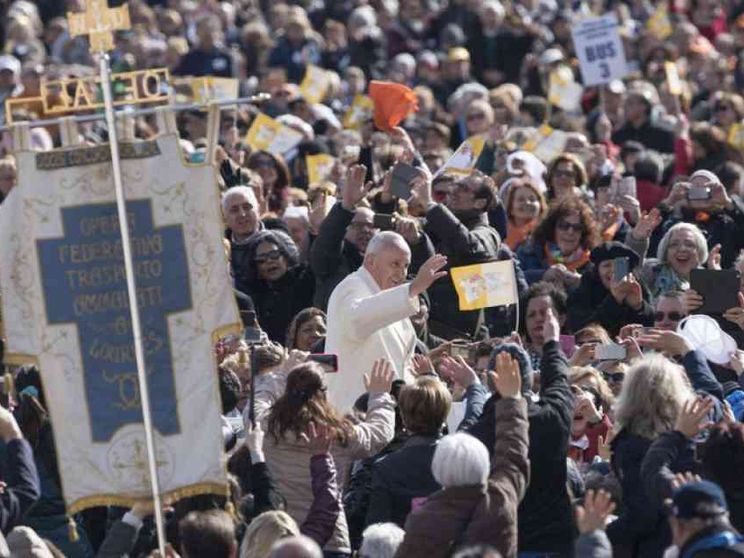 Il Papa all'udienza: amare è servire gli altri