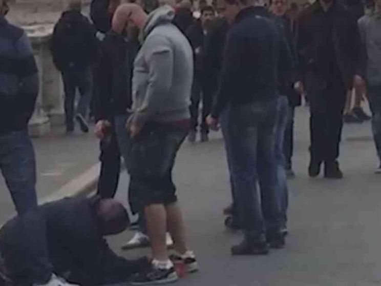 La mendicante umiliata: noi e le vite da niente