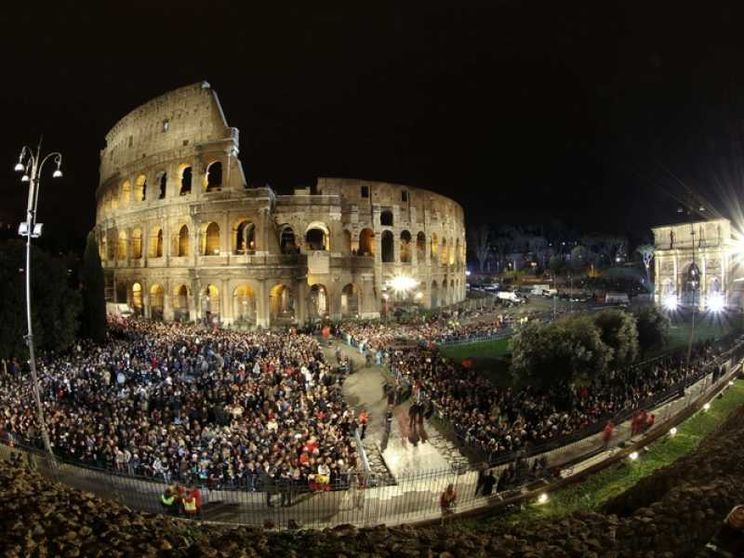 Colosseo, ecco chi porterà la Croce