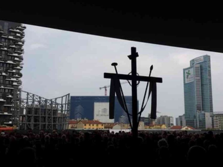 Tra i grattacieli la Via Crucis contro l'indifferenza