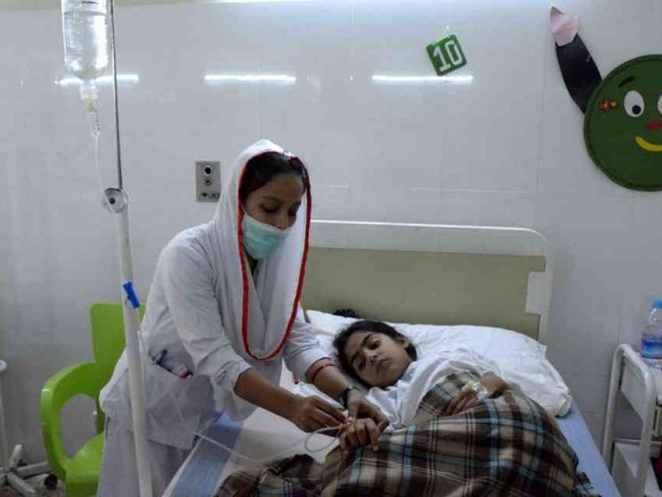 L'arcivescovo di Lahore visita i feriti in ospedale