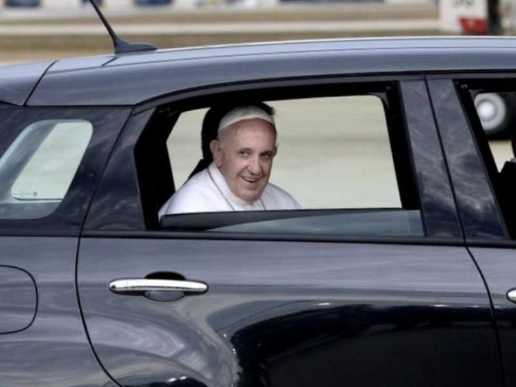 New York, venduta all'asta l'auto usata da Papa Francesco