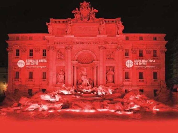 Martiri cristiani: Fontana di Trevi tinta di rosso