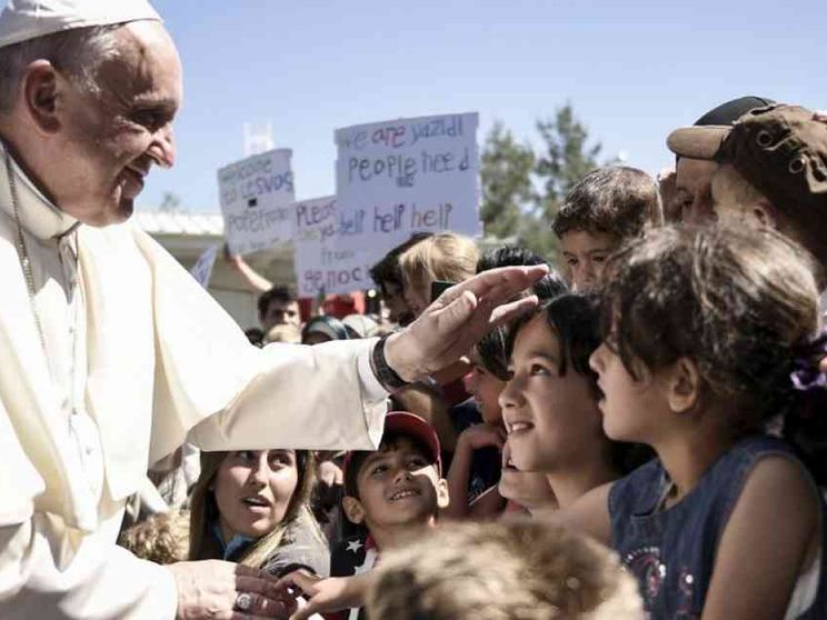 Da Lesbo il Papa scuote l'Europa: ponti, non recinti. I migranti sono fratelli