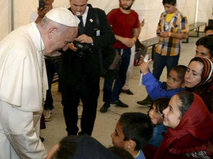 Migranti, il Papa: dono, non problema