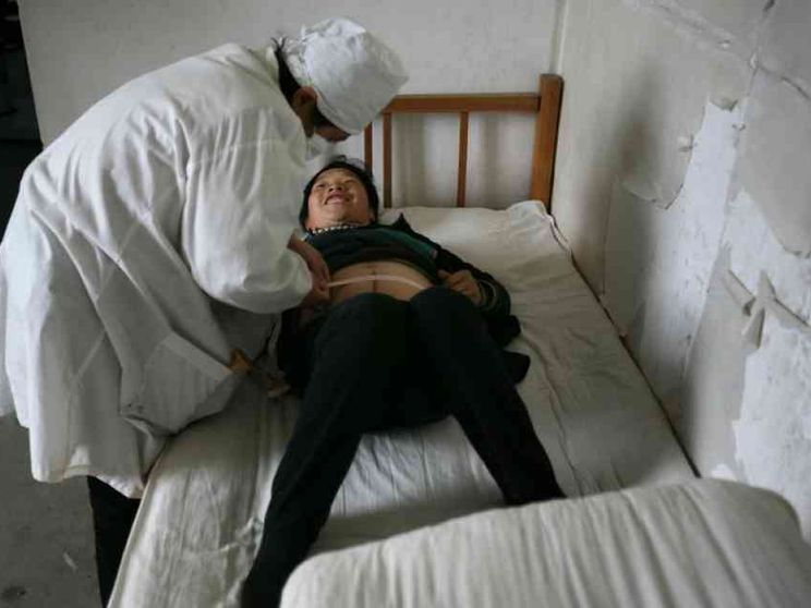 «Secondo figlio» la Cina apre alla surrogata