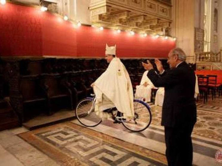 E l'arcivescovo fa un giro (in bici) in Cattedrale